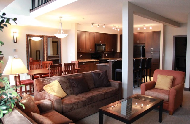 Luxury Condo, Top floor, Walk to Downtown, BBQ, Wifi, Sleeps 8
