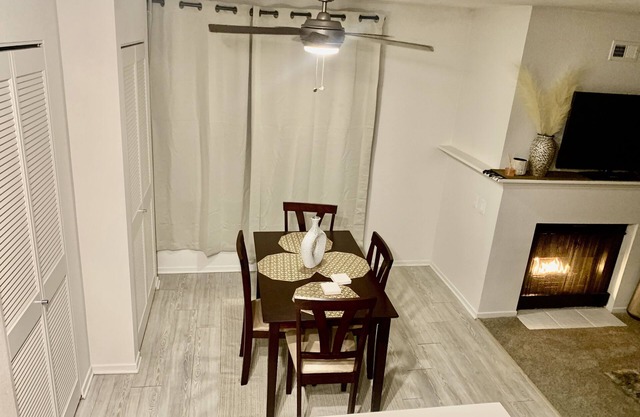 Luxury Condo w/Complimentary Breakfast and Free Parking! 5 mins from Universal