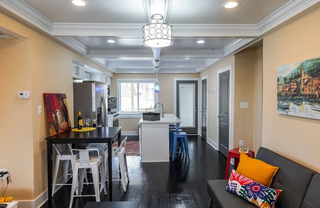 Luxury contemporary stylish rowhouse + free parking; perfect for large groups