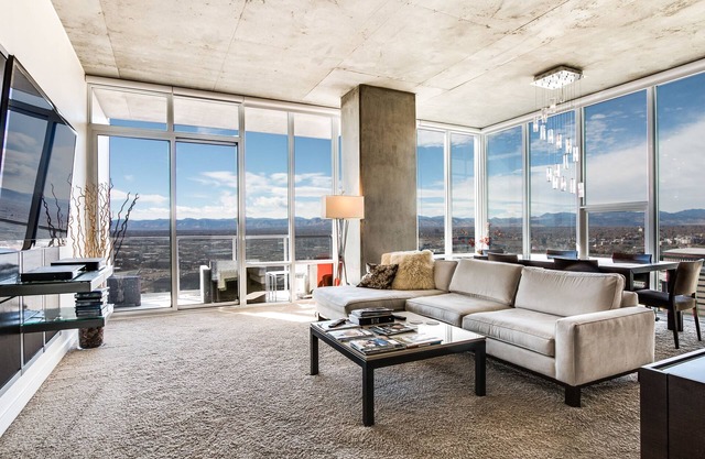 LUXURY CORNER 2 Bd/3bth Condo/Pool/HotTub/Downtown/Spire