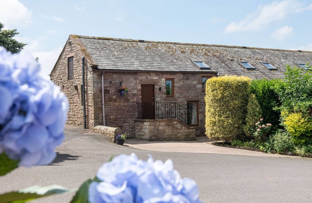 Luxury cottage with enclosed garden and 2 dogs welcome