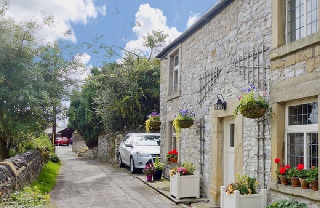 Luxury Cottage Sleeping 8, Pet Friendly in Historic Village of Tideswell.
