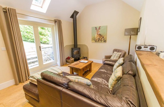 Luxury cottage with garden in Peak District near Chatsworth House, dog friendly