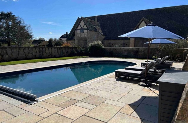 Luxury Cottage with Heated Pool