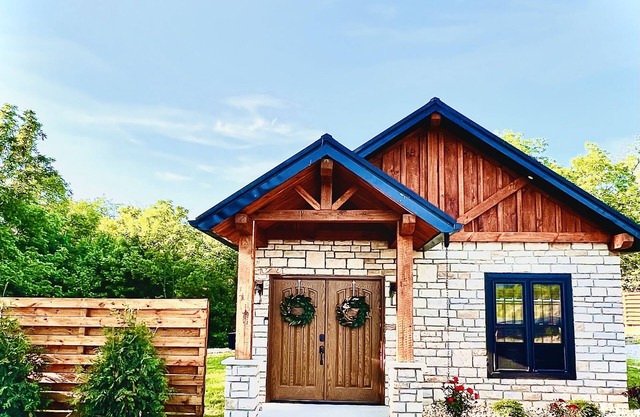 LUXURY COUPLES CABIN! Caveside Cabins