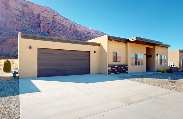 Luxury desert condo with hot tub and mountain views - near town