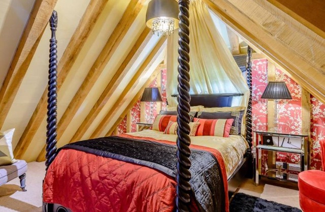 Luxury, dog friendly cottage, hot tub & short stroll to pub …& resident alpaca!