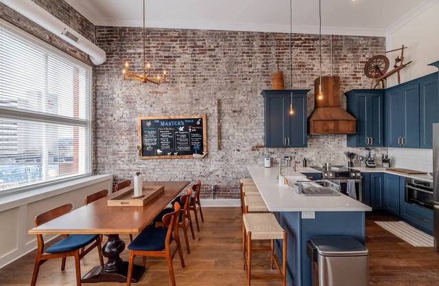Luxury Downtown Knoxville Condo 20ft Ceilings, Smart TVs, Walk to Dining, Stadiums Historic Theaters