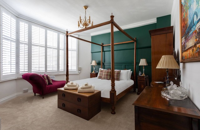 Luxury En-Suite - The Bright Suite