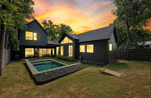 Luxury Escape in Austin’s Iconic Bouldin Creek Perfect Location + Private Pool!