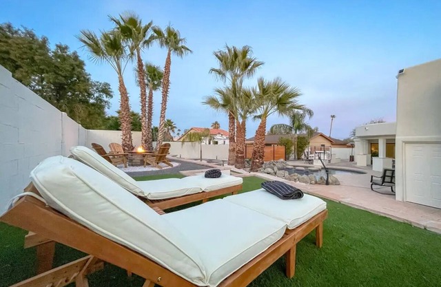 Luxury Escape in the Hills w/Separate Guest House