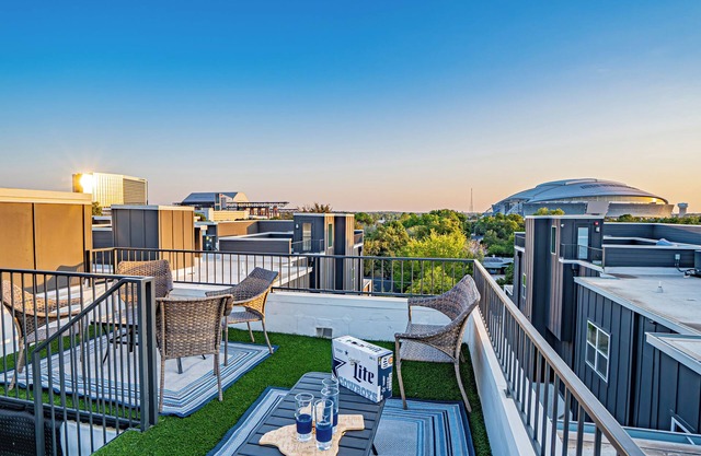 Luxury Escape w/2 Parking Spots, Walk to AT&T