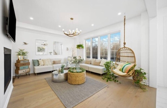 Luxury Family 4BR, Near Restaurants! Back Garden, Balcony, Pool Table, Parkingn