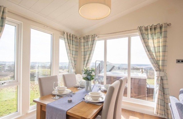 Luxury Family Beechwood Lodge With hot tub