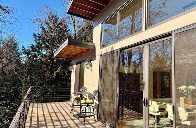 Luxury Family Escape: Pet-Friendly Mercer Island Retreat w/Pool Table & Patio