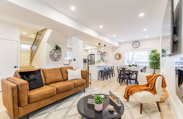 Luxury Family Oasis W/GameRoom/Hot Tub & 10 Min Walk to Falls & Clifton Hill