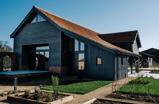 Luxury Farm Barn with Copper Top Bar and Hot Tub - Located in Rural Suffolk