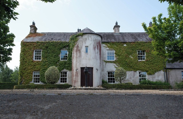 Luxury Farmhouse on 16 Acres | Lake, Bar, Trails | Near Belfast | Sleeps 16+
