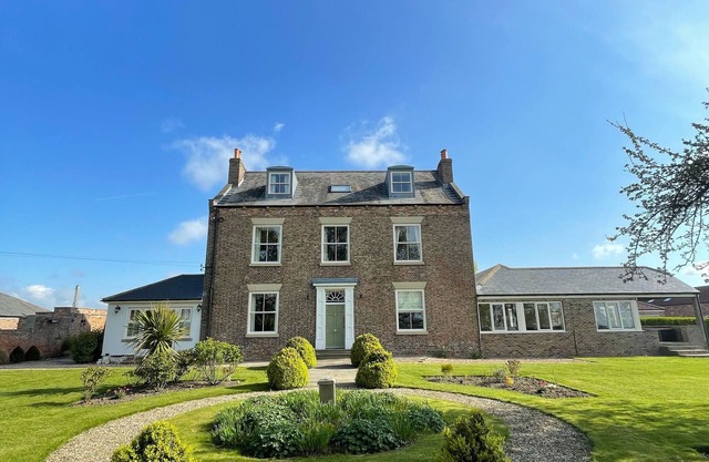 Luxury Farmhouse:Hot tub/pool table/big garden/fire pit. Central meet up point.
