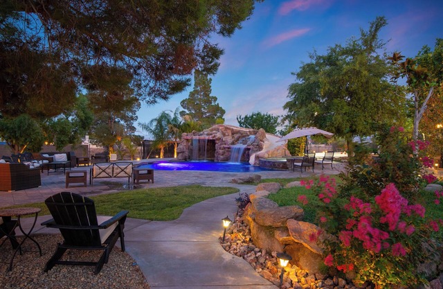 Luxury Farmhouse Retreat: Waterfall Pool/Spa, Campfire, Sports Court & RV Access