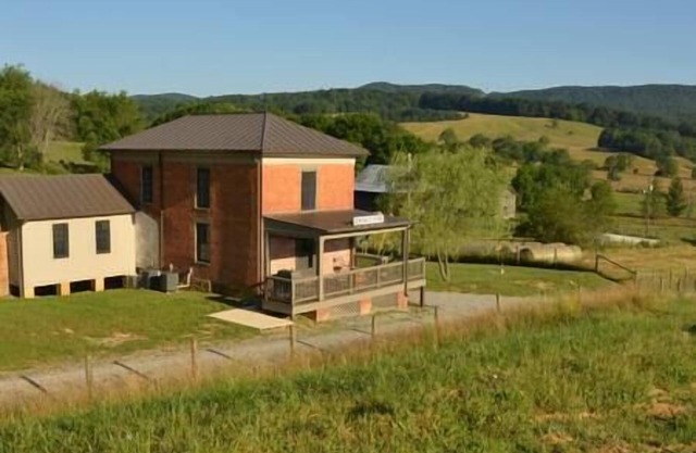 Luxury Farmhouse w/5 Star Amenities near VT and RU