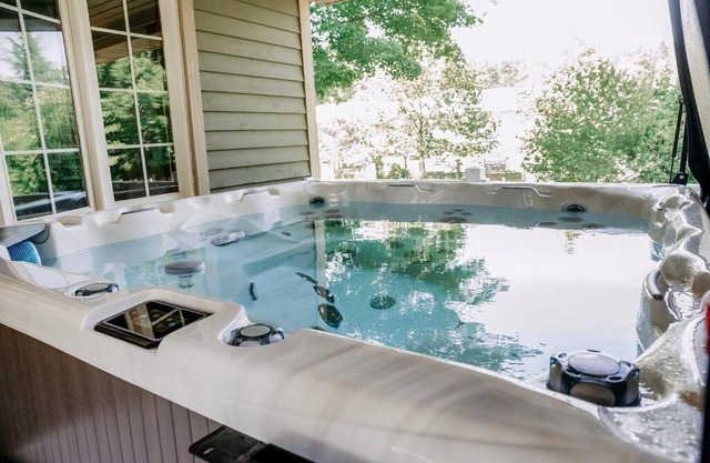 Luxury Farmhouse with Hot Tub on Vineyard