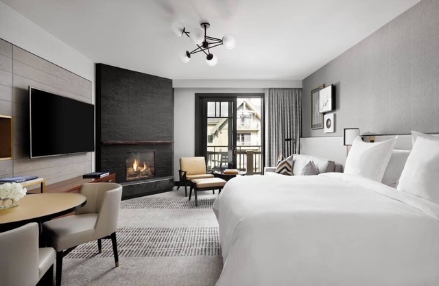 Luxury Four Seasons King Hotel Room - walk to Gondola One