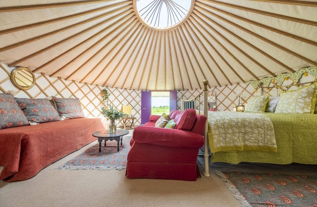 Luxury glamping with hot tub - Valley View Yurt