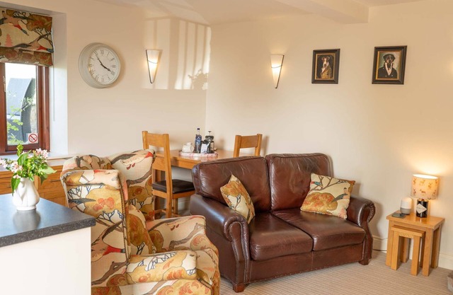 Luxury ground floor cottage with M2 disabled access and 2 dogs welcome
