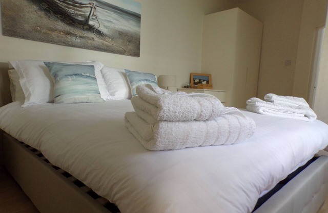 Luxury Ground Floor Apartment opposite the Beach