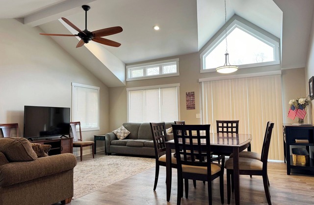 Luxury Gun Lake 4 Bed 2 Bath Home W/paddleboards/kayaks, Free Wi-fi