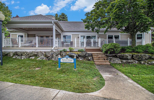 Luxury Harbor House- Pet-Friendly, Hot Tub!