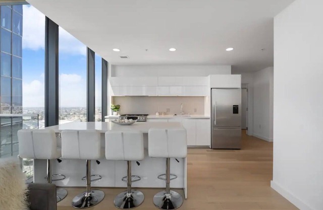 Luxury High Rise in DTLA