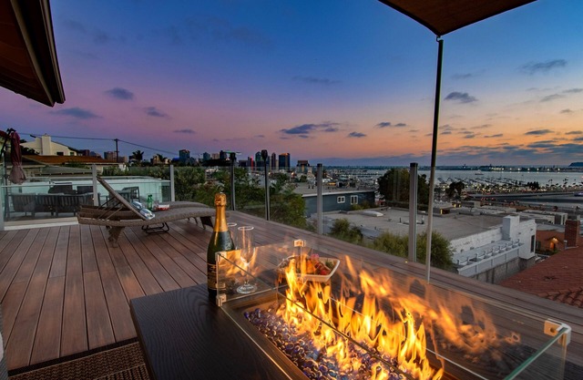 ♥ Luxury Hilltop Retreat in the City - Hot Tub! Central Location! Unforgettable Views! ♥
