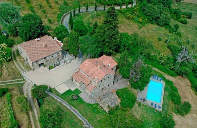 Luxury Historic Tuscan Farmhouse with swimming pool overlooking the Tiber Valley