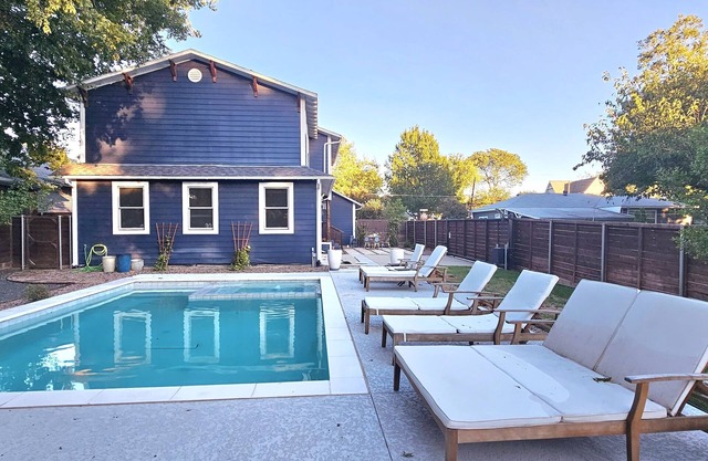 Luxury Historical Downtown Mckinney resort home POOL and HOT TUB