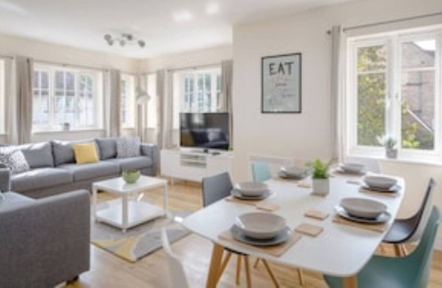 Luxury Hitchin Apartment, Great Central Location - With Parking