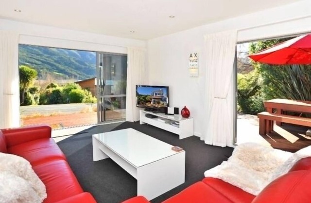LUXURY HOLIDAY HOME ON QUEEN CHARLOTTE DRIVE