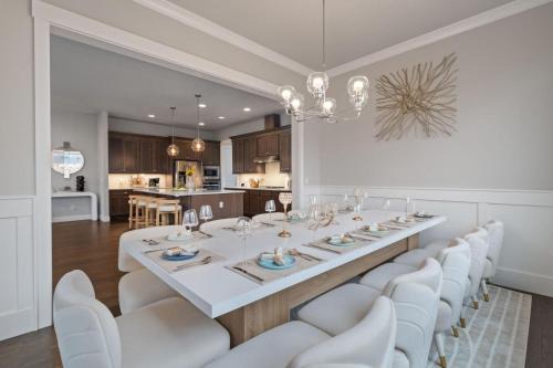 Luxury Home, 5BR, 4BT, Near Portland DT, Game Room, Nature Trails