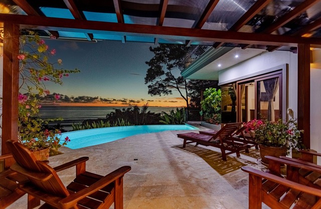 Luxury Home, Amazing Ocean Views! Front Row, Walk to the Beach! Sleeps up to 16