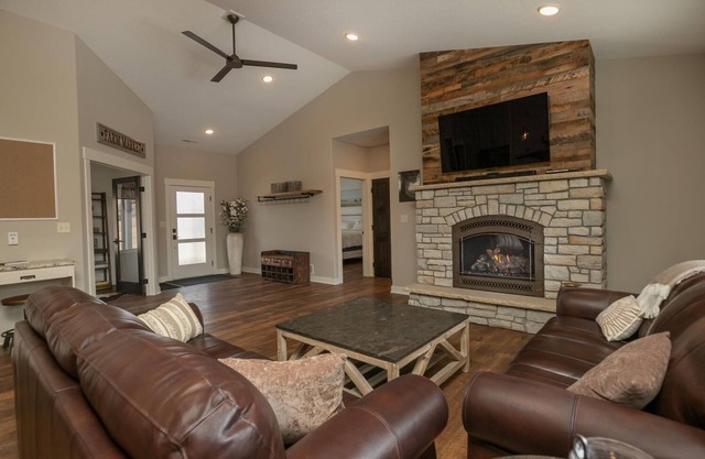 Luxury Home - Minutes from Downtown - 3 Bedroom/2 Bath