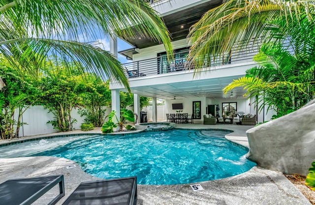 Luxury Home/Ocean Views/Resort Style Pool w/Slide-Bike/Walk To Beach-St.Armands