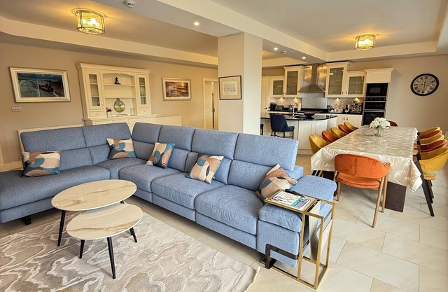 Luxury Home Ring of Kerry- close to Beach and Golf- 5 minute walk to pubs/shops