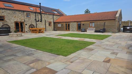 Luxury Home, The Residence Sleeps 10, 2 Hot Tubs & Scenic Views near Durham & Bishop Auckland