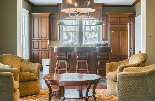Luxury Home w/5 Suites Less than 1 Mile to Homestead, Pool Table + Bar