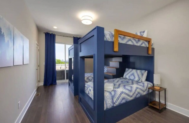 Luxury Home w/Rooftop & 8 Beds! 10 to Downtown!