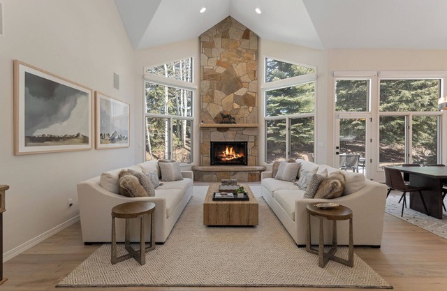 Luxury Home - Walk to Arrow Bahn Lift - 6-Bedrooms with 4 Kings + Game Room