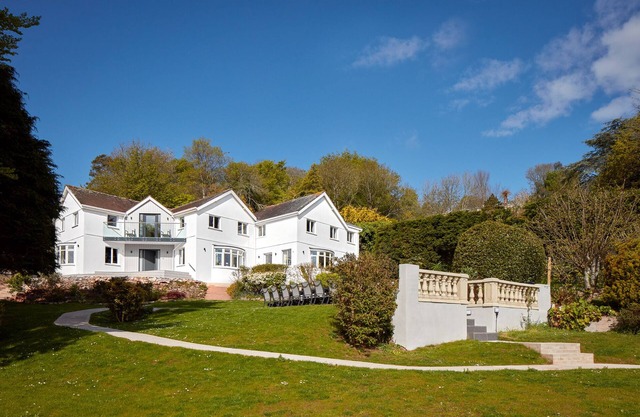 Luxury House | AMAZING sea views |Indoor Pool |8 En-suite bedrooms |Pub & Beach
