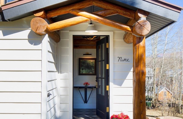 Luxury House Downtown CB with Hot Tub