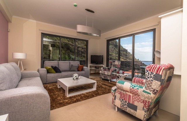 Luxury house, Fully equipped, Private parking, Good access roads.